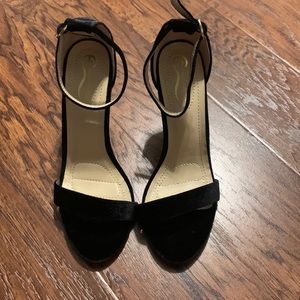 NWOT black velvet heels